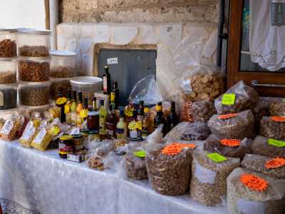 Proseguiamo sulla stradina e, prima di andare a incontrare l�ultimo negozio di souvenir, ci fermiamo davanti ad �Allegrezza�, locale gestito da Vincenzo, figlio del �mitico� garzone Nanine du mmiire. Qui sul tavolo sono esposti vari tipi di taralli e di pasta, oltre a bottiglie di alcolici e di olio, barattoli di legumi e sacchetti con mandorle e noci